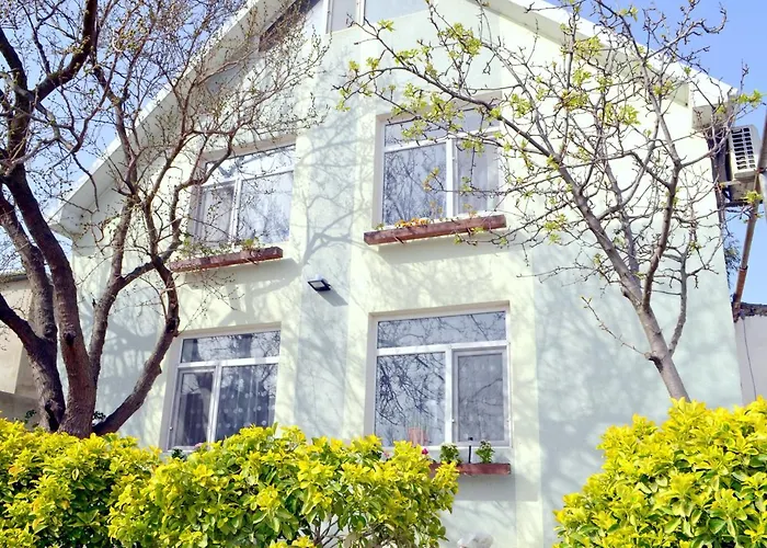 Garden Cottage Near Beach, Airport